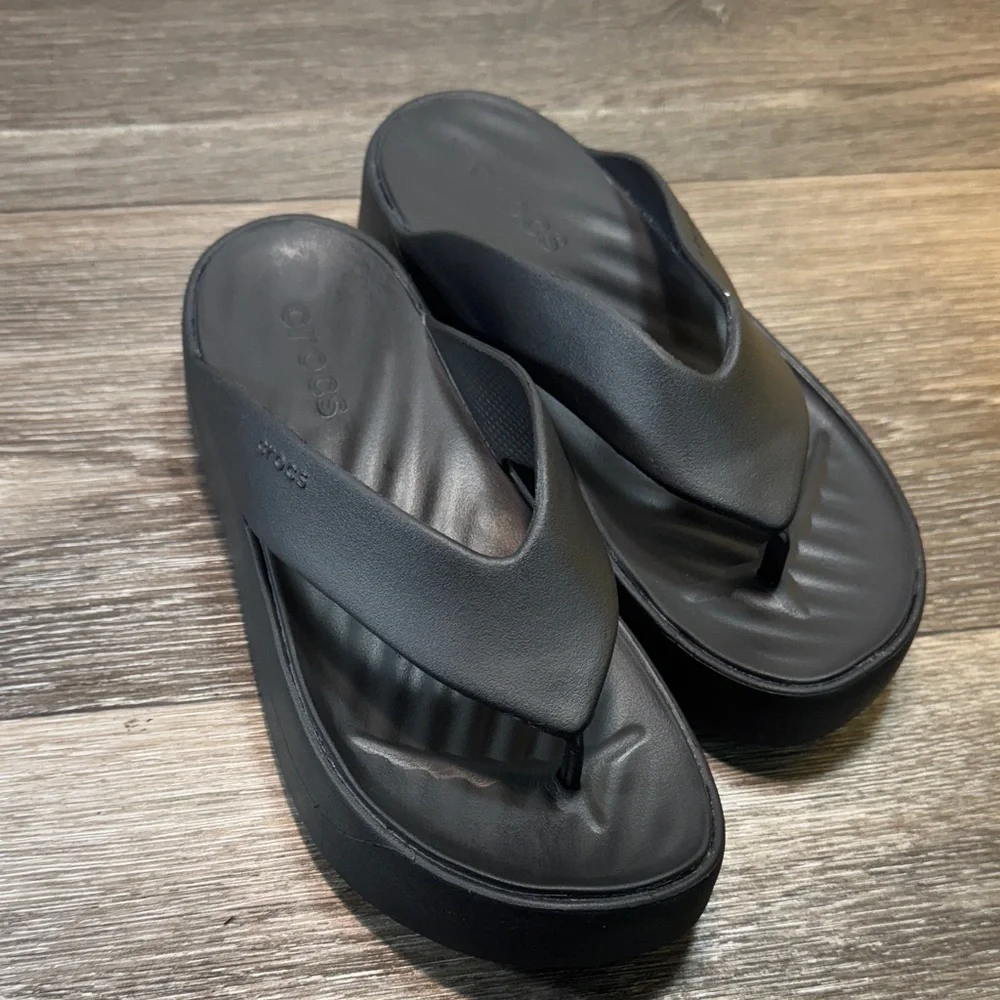CROCS Women's Black Platform Sandals size 6 (j97)